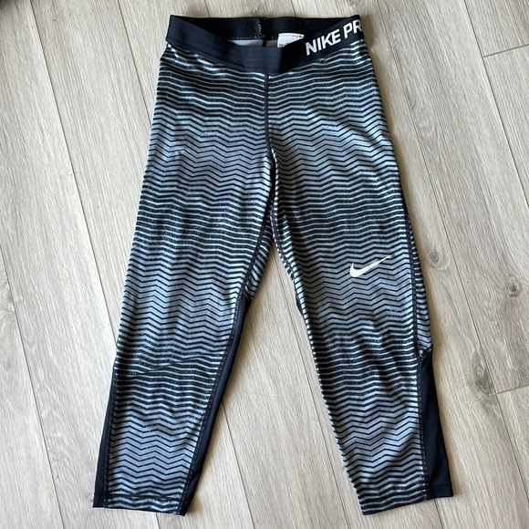 Women’s Nike Pro Training Leggings- three quarter length - Picture 1 of 2